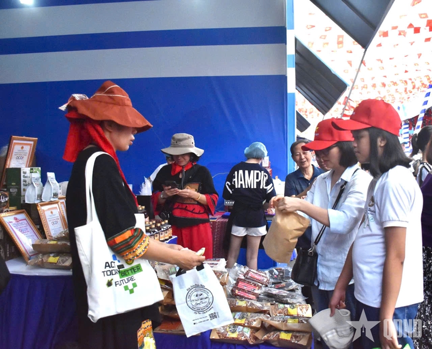 Khám phá đặc sản 3 miền tại Triển lãm thành tựu đất nước